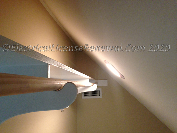 What is the minimum required clearance to the closet storage space for this recessed incandescent luminaire with an enclosed lamp?
